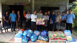 ເມືອງປາກຊັນມອບເຄື່ອງຊ່ວຍເຫຼືອຄອບຄົວປະສົບເຄາະຮ້າຍຈາກອັກຄີໄຟ