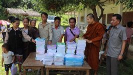 ການນຳຂອງເມືອງລົງມອບອຸປະກອນການຮຽນໃຫ້ກັບໂຮງຮຽນປະຖົມສົມບູນບ້ານນ້ຳສັກ