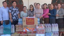 ຄອບຄົວເມຍການນຳແຂວງ ບໍລິຄຳໄຊ ມອບເຄື່ອງຊ່ວຍເຫຼືອຜູ້ປະສົບອຸທົກກະໄພ