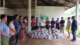 ເມືອງປາກກະດິງ ສືບຕໍ່ລົງມອບເຄື່ອງຊ່ວຍເຫຼືອໃຫ້ຄອບຄົວ 4 ບ້ານລຸ່ມເຂື່ອນໄຟຟ້ານ້ຳເທີນ1 ທີ່ຖືກນ້ຳຖ້ວມທີ່ຢູ່ອາໄສ