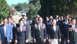 ຄະນະກຳມະການແນວລາວສ້າງຊາດແຂວງບໍລິຄຳໄຊ ວາງກະຕ່າດອກໄມ້ ແລະ ຈູດທູບບູຊາ ຢູ່ສະຖານທີ່ສຳຄັນຕ່າງໆຂອງແຂວງ