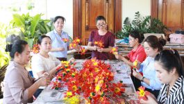 ເພື່ອສ້າງຂະບວນການຕ້ອນຮັບກອງປະຊຸມໃຫຍ່ ຄັ້ງທີ VII ອົງຄະນະພັກແຂວງບໍລິຄຳໄຊ ທີ່ໃກ້ຈະມາເຖິງນີ້ ສະມາຊິກກອງທຶນໜຶ່ງດວງໃຈ ໄດ້ສຸມໃສ່ປະດິດດອກໄມ້ຢາງ ຫຼາຍກວ່າ 10 ພັນດອກ ເພື່ອປະດັບສະຖານທີ່ສຳຄັນຕ່າງໆ ພາຍໃນເທດສະບານເມືອງປາກຊັນ ທ່ານນາງ ແອງ ໄຊສົງຄາມ ປະທານກອງທຶນໜຶ່ງດວງໃຈ ບໍລິຄຳໄຊ ຊ່ວຍເຫຼືອສັງຄົມ ໄດ້ໃຫ້ສຳພາດໃນວັນທີ 31 [&hellip;]