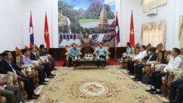 ໃນຕອນເຊົ້າຂອງວັນທີ 30 ກໍລະກົດ 2020 ຢູ່ຫ້ອງຮັບຮອງແຂວງບໍລິຄໍາໄຊ ທ່ານ ປອ ກອງແກ້ວ ໄຊສົງຄາມ ເຈົ້າແຂວງບໍລິຄໍາໄຊ ພ້ອມດ້ວຍຄະນະ ໄດ້ເປັນກຽດຕ້ອນຮັບການເຂົ້າຢ້ຽມຢາມຂອງ ທ່ານ ຄໍາມະນີ ອິນທິລາດ ລັດຖະມົນຕີກະຊວງພະລັງງານ ແລະ ບໍ່ແຮ່ ພ້ອມດ້ວຍຄະນະ ເນື່ອງໃນໂອກາດທີ່ທ່ານໄດ້ລົງມາເຄື່ອນໄຫວເຮັດວຽກຢູ່ແຂວງບໍລິຄໍາໄຊ. [&hellip;]