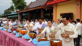 ພິທີໃສ່ບາດຖວາຍສັງຄະທານ ຮູບຫຼໍ່ທອງເຫຼືອງພະເຈົ້າໄຊຍະເສດຖາທິຣາດ ໄດ້ຈັດຂຶ້ນໃນວັນທີ 28 ກໍລະກົດ 2020 ຢູ່ເດີ່ນໂຮງແຮມສຸນັນທາ ບ້ານໂພນໄຊເໜືອ ເມືອງປາກຊັນ ແຂວງບໍລິຄຳໄຊ ເປັນກຽດເຂົ້າຮ່ວມພິທີໃສ່ບາດຄັ້ງນີ້ ນຳໂດຍທ່ານ ປອ ກອງແກ້ວ ໄຊສົງຄາມ ເຈົ້າແຂວງບໍລິຄຳໄຊ, ທ່ານ ເລັດ ໄຊຍະພອນ ເຈົ້າແຂວງອັດຕະປື [&hellip;]
