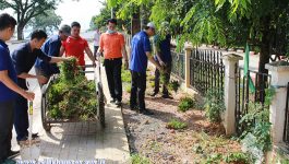 ໃນຕອນບ່າຍຂອງວັນທີ 28 ສິງຫາ 2020 ຢູ່ໂຮງໝໍແຂວງບໍລິຄຳໄຊ ໄດ້ມີຂະບວນການອອກແຮງງານຢູ່ພາຍໃນໂຮງໝໍແຂວງ ໂດຍການເຂົ້າຮ່ວມຂອງທ່ານ ລັດຕະນະ ພຣະສະຫວັດ ເລຂາຊາວໜຸ່ມຮາກຖານໂຮງໝໍແຂວງ, ມີສະມາຊິກຊາວໜຸ່ມ, ສະມາຊິກກຳມະບານ ແລະ ສະມາຊິກແມ່ຍິງພາຍໃນຮາກຖານ ເຂົ້າຮ່ວມ. ກິດຈະກຳໃນຄັ້ງນີ້ ເລີ່ມຕົ້ນດ້ວຍການນຳພາຊາວໜຸ່ມປູກຫຍ້າອ້ອມຂ້າງຂອງໂຮງໝໍແຂວງ, ຕິດທຸງທິວ ແລະ ທາສີຂອບທາງບໍລິເວນທາງເຂົ້າໂຮງໝໍ. [&hellip;]