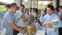 ເພື່ອຮັກສາຮີດຄອງປະເພນີອັນດີງາມຂອງຊາດ ໄວ້ໃຫ້ຄົງຢູ່ກັບຄົນລາວຊາວພຸດຕະຫຼອດໄປ ໃນມື້ແຮມ 14 ເດືອນ 9 ພສ 2563, ກົງກັບວັນທີ 18 ສິງຫາ 2020 ຢູ່ວັດດານສູງ ບ້ານທົ່ງນ້ອຍ ເມືອງປາກຊັນ ແຂວງບໍລິຄຳໄຊ ໄດ້ຈັດພິທີໃສ່ບາດຖວາຍສັງຄະທານ ບຸນຫໍ່ເຂົ້າປະດັບດິນ ເປັນກຽດເຂົ້າຮ່ວມພິທີໃສ່ບາດຄັ້ງນີ້ ນຳໂດຍທ່ານ [&hellip;]