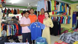 ເພື່ອເປັນການສະເຫຼີມສະຫຼອງວັນສື່ມວນຊົນລາວ ແລະ ການພິມຈຳໜ່າຍ ຄົບຮອບ 70 ປີ (13 ສິງຫາ 1950-13 ສິງຫາ 2020) ມາໃນວັນທີ 13 ສິງຫາ 2020 ຮ້ານຂາຍເຄື່ອງວັດທະນາ ໄດ້ມອບເອົາເຄື່ອງກິລາຈຳນວນ 100 ຊຸດ ມູນຄ່າ [&hellip;]