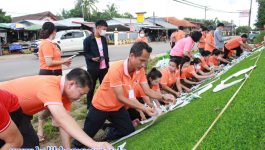 ໃນຕອນບ່າຍຂອງວັນທີ 10 ກັນຍາ 2020 ຢູ່ໂຮງໝໍແຂວງບໍລິຄຳໄຊ ໄດ້ມີຂະບວນການປະດັບປະດາຢູ່ໜ້າໂຮງໝໍແຂວງ ໂດຍການນຳພາຂອງທ່ານ ດຣ ບຸນຍັງ ພົມມະຈັນ ຜູ້ອຳນວຍການໂຮງໝໍແຂວງ, ມີຄະນະໂຮງໝໍແຂວງ ແລະ ພະນັກງານພາຍໃນໂຮງໝໍ ເຂົ້າຮ່ວມ. ຈາກການໃຫ້ສຳພາດຂອງທ່ານຜູ້ອຳນວຍການໂຮງໝໍແຂວງ ໃຫ້ຮູ້ວ່າ: ກິດຈະກຳໃນຄັ້ງນີ້ ແມ່ນການນຳເອົາຕຸກນ້ຳດື່ມມາຕັດເປັນຮູບດອກໄມ້ແລ້ວທາສີ ຫຼັງຈາກນັ້ນນຳມາປັກໃສ່ປ້າຍຄຳຂວັນ [&hellip;]