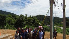 ຕອນເຊົ້າຂອງວັນທີ 10 ກັນຍາ 2020 ຢູ່ບ້ານເມືອງມ່ວນ, ເມືອງວຽງທອງ, ແຂວງບໍລິຄໍາໄຊ ໄດ້ຈັດພິທີ ເປີດນໍາໃຊ້ໄຟຟ້າ ຂອງໂຄງການກໍ່ສ້າງຕາຂ່າຍ 0,4 ກວ, ຕິດຕັ້ງໝໍ້ແປງ ແລະ ຕິດຕັ້ງໄຟຟ້າໃນເຮືອນຂອງປະຊາຊົນ ( ຄຸ້ມຈັດສັນໃໝ່ ) ຢູ່ບ້ານເມືອງມ່ວນ ໂດຍເປັນກຽດເຂົ້າຮ່ວມເປີດຂອງ [&hellip;]