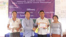 ໃນຕອນເຊົ້າວັນທີ 11 ກັນຍາ 2020 ທີ່ໂຮງຮຽນປະຖົມສົມບູນບ້ານ ນາທ່ອນ ເມືອງຄໍາເກີດ ແຂວງບໍລິຄຳໄຊ ໄດ້ຈັດພິທີປະກາດຮັບຮອງເອົາຄອບຄົວ ແລະ ບ້ານສາມັກຄີປອງດອງ ໂດຍໃຫ້ກຽດເຂົ້າຮ່ວມຂອງທ່ານ ຄໍາໝັ້ນ ໄຊຍະວົງ ປະທານແນວລາວສ້າງຊາດເມືອງ, ມີອົງການຈັດຕັ້ງບ້ານ ພະນັກງານກໍ່ສ້າງຮາກຖານ ແຂກຖືກເຊີນ ພ້ອມດ້ວຍພໍ່ແມ່ປະຊາຊົນພາຍໃນບ້ານ ເຂົ້າຮ່ວມ. [&hellip;]