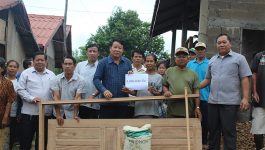 ເພື່ອເປັນການແບ່ງເບົາບັນເທົາທຸກໃຫ້ແກ່ຄອບຄົວທຸກຍາກຂາດເຂີນ ໄດ້ມີຊີວິດດີຂຶ້ນກ່ວາເກົ່າ, ໃນວັນທີ 18 ກັນຍາ 2020 ນີ້ ທ່ານ ດວງຕາ ມໍລະຄາສຸກ ເຈົ້າເມືອງທ່າພະບາດ ພ້ອມດ້ວຍຄະນະ ໄດ້ນໍາເອົາເຄື່ອງອຸປະກອນການກໍ່ສ້າງເຮືອນຈໍານວນໜື່ງມາມອບຊ່ວຍເຫຼືອໃຫ້ 3 ຄອບຄົວພາຍໃນເມືອງທ່າພະບາດຄື: ຄອບຄົວ ທ້າວ ແຫຼມ ສຸວັນນະວົງ ບ້ານທ່າບົກ, [&hellip;]