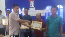 ໃນຕອນເຊົ້າຂອງວັນທີ 9 ຕຸລາ 2020 ຢູ່ສະໂມສອນ ບ້ານປາກປຶງ, ເມືອງປາກຊັນ, ແຂວງບໍລິຄຳໄຊ ໄດ້ຈັດພິທີມອບໃບຢັ້ງຢືນຄອບຄົວປ້ອງກັນຊາດເຂັ້ມແຂງ ບ້ານປາກປຶງ ຈຳນວນ 6 ຄອບຄົວ ໃຫ້ກຽດເຂົ້າຮ່ວມໂດຍ ທ່ານ ສຸພາລັກ ໄຊສະນະສີ ຮອງເຈົ້າເມືອງປາກຊັນ, ທ່ານ ພັທ [&hellip;]