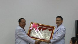 ກອງປະຊຸມພົບປະແລກປ່ຽນ ຖອດຖອນບົດຮຽນດ້ານວິຊາສະເພາະ ລະຫວ່າງ ໂຮງໝໍແຂວງບໍລິຄຳໄຊ ແລະ ໂຮງໝໍແຂວງອັດຕະປື ໄດ້ຈັດຂຶ້ນຕອນເຊົ້າຂອງວັນທີ 8 ຕຸລາ 2020 ຢູ່ຫ້ອງປະຊຸມໂຮງໝໍແຂວງບໍລິຄຳໄຊ, ຝ່າຍແຂວງບໍລິຄຳໄຊນຳໂດຍ ທ່ານ ດຣ ບຸນຍັງ ພົມມະຈັນ ອຳນວຍການໂຮງໝໍແຂວງບໍລິຄຳໄຊ ແລະ ຝ່າຍແຂວງອັດຕະປື ນຳໂດຍ [&hellip;]