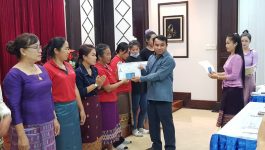 ພິທີປິດຊຸດຝຶກອົບຮົມຫຼັກສູດພື້ນຖານອາຊີບ ດ້ານການບໍລິການ ແລະ ການທ່ອງທ່ຽວ ໄດ້ຈັດຂຶ້ນໃນວັນທີ 1 ຕຸລາ 2020 ຢູ່ໂຮງແຮມໂຊກບຸນມາ ເມືອງປາກຊັນ ແຂວງບໍລິຄຳໄຊ ພາຍໃຕ້ການເປັນປະທານຂອງທ່ານ ສົນທອງ ວີບຸນກວ້າງ ຮອງຫົວໜ້າພະແນກຖະແຫຼງຂ່າວ, ວັດທະນະທຳ ແລະ ທ່ອງທ່ຽວແຂວງ, ມີປະທານສະມາຄົມເຮືອນພັກ, ໂຮງແຮມ [&hellip;]