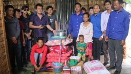 ເພື່ອເປັນການບັນເທົາທຸກໃຫ້ແກ່ຄອບຄົວທຸກຍາກ ແລະ ອານາຖາ ໃຫ້ມີຊີວິດການເປັນຢູ່ດີຂຶ້ນ ໃນວັນທີ 14 ຕຸລາ 2020 ນັກທຸລະກິດໜຸ່ມທີມງານຮ່ວມໃຈ ເມືອງປາກກະດິງ ແຂວງບໍລິຄຳໄຊ ສົມທົບກັບພາກສ່ວນທີ່ກ່ຽວຂ້ອງຂອງເມືອງວຽງທອງ ແຂວງບໍລິຄຳໄຊ ໄດ້ນຳເອົາສັງກະສີ 40 ແຜ່ນ, ເຄື່ອງນຸ່ງຫົ່ມ ແລະ ເຄື່ອງໃຊ້ຄົວເຮືອນຈຳນວນໜື່ງ ໄປມອບໃຫ້ແກ່ຄອບຄົວ [&hellip;]