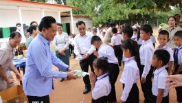 ໃນຕອນເຊົ້າຂອງວັນທີ 28 ຕຸລາ 2020 ຢູ່ໂຮງໝໍແຂວງບໍລິຄຳໄຊ ທ່ານ ດຣ ບຸນຍັງ ພົມມະຈັນ ອຳນວຍການໂຮງໝໍແຂວງ ພ້ອມດ້ວຍຄະນະ ໄດ້ເປັນກຽດຕ້ອນຮັບທ່ານ ທອງສິງ ທຳມະວົງ ອະດີດນາຍົກລັດຖະມົນຕີ ແຫ່ງ ສປປ ລາວ ພ້ອມດ້ວຍພັນລະຍາ ໂດຍມີທ່ານ [&hellip;]