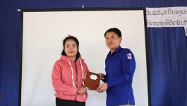 ໃນຕອນບ່າຍຂອງວັນທີ 8 ຕຸລາ 2020, ທີ່ສະໂມສອນໂຮງຮຽນສາມັນກິນນອນຊົນເຜົ່າ ເມືອງຄຳເກີດ ແຂວງບໍລິຄຳໄຊ ໄດ້ຈັດພິທີເຜີຍແຜ່ກົດໝາຍ, ລະບຽບຈະລາຈອນໃຫ້ໄວໝຸ່ມ-ຊາວໝຸ່ມ ໂດຍການເປັນປະທານຂອງທ່ານ ເຢີວື່ຈົ່ງຕູ້ ວ່າການອຳນວຍການໂຮງຮຽນສາມັນກິນນອນຊົນເຜົ່າ. ໃນພິທີ ໄດ້ເຜີຍແຜ່ກົດລະບຽບຈະລາຈອນ ໂດຍອີງໃສ່ດຳລັດເລກທີ 188/ນຍ, ລົງວັນທີ 03 ກໍລະກົດ 2007 [&hellip;]