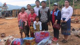   ເພື່ອແບ່ງເບົາບັນເທົາທຸກ ໃຫ້ແກ່ຄອບຄົວອານາຖາ ຕອນບ່າຍຂອງວັນທີ 5 ພະຈິກ 2020 ທ່ານ ດຣ ສຸກສະຫວັນ ທ່ອນທອງ ພ້ອມດ້ວຍຄອບຄົວ ແລະ ທີມງານ ໄດ້ນໍາເອົາເຄື່ອງນຸ່ງຫົ່ມ, ເຄື່ອງໃຊ້ຄົວເຮືອນ, ເຄືີ່ອງອຸປະໂພກ-ບໍລິໂພກ ແລະ ເງິນສົດ ຄິດເປັນມູນຄ່າທັງໝົດ [&hellip;]