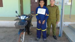    ໃນຕອນເຊົ້າ ວັນທີ 15 ທັນວາ 2020 ເຈົ້າໜ້າທີ່ຕໍາຫຼວດວິຊາສະເພາະ ກອງບັນຊາການ ປກສ ເມືອງຄໍາເກີດ ແຂວງ ບໍລິຄໍາໄຊ ໄດ້ມອບ ລົດຈັກເວບ 100 ສີຂຽວ ເລກຈັກ HAI5E 2293934 ທີ່ເປັນຂອງກາງຈາກຄະດີສໍ້ໂກງຊັບພົນລະເມືອງ [&hellip;]