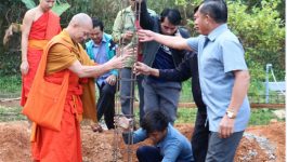 ໃນຕອນເຊົ້າຂອງວັນທີ 15 ທັນວາ 2020 ຢູ່ທີ່ໂຮງໝໍນ້ອຍ 10 ຕຽງ ບ້ານຈອມທອງ ເມືອງວຽງທອງ ແຂວງບໍລິຄຳໄຊ ໄດ້ມີພິທີຍົກເສົາການກໍ່ສ້າງສາລາຫຼັງໃໝ່ເພື່ອໃຫ້ຜູ້ທີ່ມາໃຊ້ບໍລິການຢູ່ໂຮງໝໍໄດ້ພັກເຊົາ, ເຂົ້າຮ່ວມພິທີ ມີ ພຣະຄູ ຄໍາພອນ ທາອີນໄຊຍະວົງ ຄະນະ ອພສ ເມືອງເຈົ້າອະທິການວັດພູວຽງທອງ ພ້ອມດ້ວຍພຣະສົງ, [&hellip;]