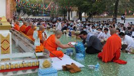   ໃນຕອນເຊົ້າຂອງວັນທີ 29 ທັນວາ 2020 ບັນດາການນໍາຂອງແຂວງ ບໍລິຄໍາໄຊ ນໍາໂດຍ ທ່ານ ກອງແກ້ວ ໄຊສົງຄາມ ເຈົ້າແຂວງບໍລິຄໍາໄຊ ພ້ອມດ້ວຍການນໍາພັກ-ລັດ ຂັ້ນແຂວງ ແລະ ຂັ້ນເມືອງ ຕະຫຼອດຮອດມວນຊົນບັນດາເຜົ່າ ໄດ້ພ້ອມພາກັນໃສ່ບາດໃນງານບຸນນະມັດສະການພະທາດພະບາດໂພນສັນ ຢູ່ທີ່ເມືອງທ່າພະບາດ ແຂວງບໍລິຄໍາໄຊ. [&hellip;]