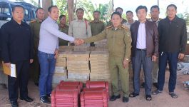 ເພື່ອເປັນການຊຸກຍູ້ປະກອບສ່ວນເຂົ້າໃນການພັດທະນາພື້ນຖານໂຄງລ່າງ ຂອງ ປກສ ເມືອງ, ໃນຕອນເຊົ້າຂອງ ວັນທີ 2 ທັນວາ 2020 ຢູ່ກອງບັນຊາການ ປກສ ເມືອງວຽງທອງ, ແຂວງ ບໍລິຄໍາໄຊ ທ່ານ ແກ້ວ ພົມມະວົງ ຕາງໜ້າ ໂຮງງານປຸງແຕ່ງໄມ້ BM [&hellip;]