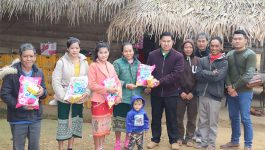 ໃນຕອນເຊົ້າວັນທີ 16 ທັນວາ 2020 ທ່ານ ສຳລານໄຊ ເພັດສຸວັນ ຫົວໜ້າຫ້ອງການແຜນການ ແລະ ການລົງທຶນ ເມືອງໄຊຈຳພອນ ພ້ອມດວ້ຍທີມງານ ໄດ້ນຳເອົາເຄື່ອງຊ່ວຍເຫຼືອ ເພື່ອບັນເທົາທຸກ ແລະ ການຕອບໂຕ້ແຜ່ລະບາດຂອງພະຍາດ ໂຄວິດ 19 ໄປມອບໃຫ້ແກ່ປະຊາຊົນ 03 [&hellip;]