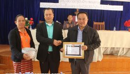 ໃນຕອນເຊົ້າຂອງວັນທີ 8 ມັງກອນ 2021 ຢູ່ຫ້ອງການບ້ານໃຫຍ່ຈອມທອງ, ເມືອງວຽງທອງ, ແຂວງບໍລິຄໍາໄຊ ໄດ້ຈັດພິທີມອບ-ຮັບໃບຢັ້ງຢືນ ບ້ານຈອມທອງ ເປັນບ້ານໜັກແໜ້ນເຂັ້ມແຂງ ປະຈໍາປີ 2020 ໂດຍເປັນກຽດເຂົ້າຮ່ວມຂອງ ທ່ານ ບົວພັນ ອິນຄໍາມະວົງ ຮອງເຈົ້າເມືອງວຽງທອງ. ໃນພິທີ ໄດ້ຜ່ານບົດສະຫຼຸບຫຍໍ້ຂອງບ້ານຈອມທອງ ເຊິ່ງບ້ານຈອມທອງ [&hellip;]