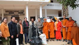     ເພື່ອເປັນການບັນເທົາທຸກ ແລະ ຕ້ານກັບໄພໜາວ ໃຫ້ກັບພໍ່ແມ່ປະຊົນຊົນເມືອງໄຊຈຳພອນ ໃນວັນທີ 05 ມັງກອນ 2021ນີ້ ທ່ານ ທະຍາ ພາພີມ ນັກທຸລະກິດເມືອງຄໍາເກີດ ພ້ອມດ້ວຍພະສົງ-ສຳມະເນນ ຈາກວັດອຸດົມ, ບ້ານແສນອຸດົມ, ເມືອງຄຳເກີດ, ແຂວງບໍລິຄຳໄຊ ໄດ້ນຳເອົາເຄື່ອງນຸ່ງຫົ່ມ ແລະ [&hellip;]