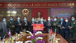 ໃນຕອນເຊົ້າຂອງວັນທີ 07 ກຸມພາ 2021 ຢູ່ຫ້ອງປະຊຸມດ່ານສາກົນເກົາແຈວ ເມືອງຈຸ່ງເຕີ່ມ, ແຂວງຮ່າຕິ່ງ ສສ ຫວຽດນາມ ຊາຍແດນລາວ-ຫວຽດນາມ ທ່ານ ກອງແກ້ວ ໄຊສົງຄາມ  ເຈົ້າແຂວງບໍລິຄຳໄຊ, ພ້ອມດ້ວຍ ການນຳຂັ້ນແຂວງ ໄດ້ຕາງໜ້າຄະນະພັກ ອຳນາດການປົກຄອງແຂວງ ນຳເອົາກະຕ່າດອກໄມ້ ແລະ [&hellip;]