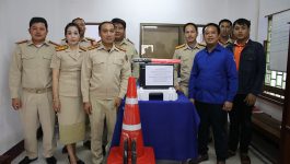 ຕອນບ່າຍຂອງວັນທີ 16 ກຸມພາ 2021 ທ່ານ ຄອນສະຫວັນ ສອນຄຳໄຊ ຜູ້ອຳນວຍການບໍລິສັດ BM ການຄ້າຂາເຂົ້າ-ຂາອອກ ຈຳກັດ ໄດ້ນຳເອົາເຄື່ອງປີ່ນເຕີ 1 ໜ່ວຍ, ຈວຍສະທ້ອນແສງ 10 ໜ່ວຍ ແລະ ກະບອງໄຟ 3 [&hellip;]