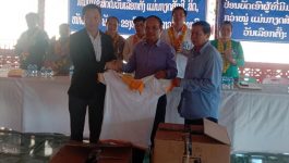     ໃນວັນທີ 16 ກຸມພາ 2021 ທ່ານ ສົມພອນ ຈັນທະນາສຸກ ເຈົ້າເມືອງປາກກະດິງ ໄດ້ລົງຕິດຕາມການລົງເຄື່ອນໄຫວຫາສຽງ ຢູ່ທີ່ ບ້ານນານ້ຳ ຂອງຜູ້ສະຫມັກເລືອກຕັ້ງເປັນສະມາຊິກສະພາປະຊາຊົນຂັ້ນແຂວງ ປະຈຳເຂດເລືອກຕັ້ງເມືອງປາກກະດິງ. ເຊີ່ງໃນໂອກາດລົງຕິດຕາມຄັ້ງນີ້, ທ່ານຍັງໃຫ້ກຽດໂອ້ລົມກັບພໍ່ແມ່ປະຊາຊົນ ຜູ້ມີສິດປ່ອນບັດເລືອກຕັ້ງສະມາຊິກສະພາ ໂດຍທ່ານໄດ້ຮຽກຮ້ອງໃຫ້ພໍ່ແມ່ປະຊາຊົນມີສະຕິລະວັງຕົວ ຕໍ່ກົນອຸບາຍຂອງກຸ່ມຄົນບໍ່ດີ ທີ່ຫວັງກໍ່ຄວາມບໍ່ສະຫງົບ [&hellip;]