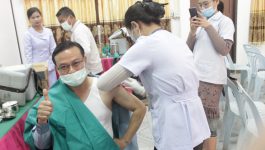   ໃນຕອນເຊົ້າຂອງວັນທີ 23 ມີນາ 2021 ທີ່ຫ້ອງປະຊຸມ ຫ້ອງການສາທາລະນະສຸກເມືອງຄຳເກີດ ແຂວງບໍລິຄຳໄຊ ໄດ້ຈັດຂະບວນການສັກວັກຊິນກັນພະຍາດໂຄວິດ-19 ໃຫ້ກັບກຸ່ມທີ່ມີຄວາມສ່ຽງ ຮອບທີ 1 ທີ່ໂຮງຫມໍຊຸມຊົນເມືອງ, ໂດຍພາຍໃຕ້ການເປັນປະທານຂອງ ທ່ານ ດຣ ສອນໄຊ ປັນຍານຸວົງ ຫົວຫນ້າພະແນກສາທາລະນະສຸກແຂວງ, ເປັນກຽດເຂົ້າຮ່ວມໂດຍ [&hellip;]