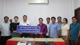   ເພື່ອເປັນການບັນເທົາທຸກ ແລະ ຊ່ວຍເຫລືອຄອບຄົວທີ່ຍັງບໍ່ທັນພົ້ນທຸກຂອງເມືອງ ໃນຕອນບ່າຍ ຂອງວັນທີ 26 ກຸມພາ 2021 ຢູ່ທີ່ຫ້ອງວ່າການປົກຄອງເມືອງທ່າພະບາດ ແຂວງບໍລິຄຳໄຊ ໄດ້ຈັດພິທີມອບ – ຮັບທືນຊ່ວຍເຫຼືອ ໃຫ້ກັບຄອບຄົວຍັງບໍ່ທັນພົ້ນທຸກຂື້ນ, ໂດຍມີຄອບຄົວ ທ່ານ ສົມສະໜຸກ ດາວອິນທະຈັກ ມອບເງີນຈຳນວນເງີນ [&hellip;]