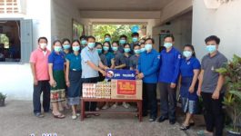 ໃນຕອນເຊົ້າຂອງວັນທີ 10 ພຶດສະພາ 2021 ຢູ່ໂຮງຮຽນ ມສ ປາກງຽບ ເມືອງປາກຊັນ ແຂວງບໍລິຄຳໄຊ ສະຫາຍ ທອງມະນີ ໂຄດປັນຍາ ເລຂາຄະນະບໍລິຫານງານຊາວໜຸ່ມແຂວງ ພ້ອມຄະນະ ໄດ້ນຳເອົາເຄື່ອງບໍລິໂພກ ໄປມອບໃຫ້ ນັກສຶກສາມະຫາວິທະຍາໄລແຫ່ງຊາດ 16 ສະຫາຍ, ຍິງ [&hellip;]