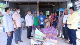 ເພື່ອເປັນການຊຸກຍູ້ຊ່ວຍເຫຼືອ ແລະ ແກ້ໄຂສະເພາະໜ້າ ໃນວັນທີ 25 ພຶດສະພາ 2021 ທ່ານ ໄມຈອມ ວັນນະສານຄຳ ເຈົ້າເມືອງປາກຊັນ ໄດ້ນຳເອົາເຄື່ອງຊ່ວຍເຫຼືອໄປມອບໃຫ້ຄອບຄົວຂອງ ທ້າວ ຄອນສະຫວັນ ຄຳວົງສາ ອາຍຸ 31 ປີ ອາຊີບປະຊາຊົນ ຢູ່ບ້ານກ້ວຍອຸດດົມ [&hellip;]