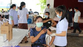 ເພື່ອເປັນສະກັດກັ້ນ ແລະ ປ້ອງກັນພະຍາດໂຄວິດ-19 ບໍ່ໃຫ້ແຜ່ຂະຫຍາຍ,  ຂະບວນການສັກວັກຊີນກັນພະຍາດໂຄວິດ-19 ໄດ້ຈັດຂຶ້ນໃນວັນທີ 12 ພຶດສະພາ 2021 ຢູ່ເດີ່ນເປຕັ່ງຂອງແຂວງ ບ້ານຫົງໄຊ ເມືອງປາກຊັນ ພະນັກງານ-ລັດຖະກອນ ແລະ ພໍ່ແມ່ປະຊາຊົນບັນດາເຜົ່າ ພ້ອມພຽງກັນເຂົ່າຮ່ວມຮັບວັກຊີນຊິນກັນພະຍາດໂຄວິດ-19. ຕາມການໃຫ້ສຳພາດ ທ່ານ ນາງ ດຣ [&hellip;]