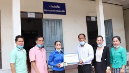 ໃນວັນທີ 21 ພຶດສະພາ 2021, ຫ້ອງການແຮງງານ ແລະ ສະຫວັດດີການ-ສັງຄົມ ເມືອງຄຳເກີດ ມອບເງິນປະກັນໃຫ້ແກ່ຄອບຄົວພະນັກງານຜູ້ເສຍຊີວິດ ໃຫ້ກຽດເຂົ້າຮ່ວມໂດຍ ທ່ານ ຄໍາວິໄລ ອະນຸສອນພົງສະຫວັນ ຫົວໜ້າຫ້ອງການ ແຮງງານ ແລະ ສະຫວັດດີການ-ສັງຄົມ, ທ່ານ ເຂັມພອນ ປັນຍານຸວົງ [&hellip;]