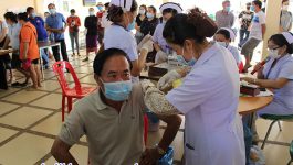 ຂະບວນການສັກວັກຊີນກັນພະຍາດໂຄວິດ-19 ໄດ້ຈັດຂຶ້ນໃນວັນທີ 18 ມິຖຸນາ 2021 ຢູ່ໂຮງໝໍແຂວງບໍລິຄຳໄຊ, ມີພະນັກງານ-ລັດຖະກອນ ແລະ ພໍ່ແມ່ປະຊາຊົນບັນດາເຜົ່າ ພ້ອມພຽງກັນເຂົ້າຮ່ວມຮັບວັກຊີນກັນພະຍາດໂຄວິດ-19 ຢ່າງເປັນຂະບວນ. ຈາກການໃຫ້ສຳພາດ ທ່ານ ນາງ ດຣ ບັນລຽງ ວໍລະສານ ຮອງອຳນວຍການໂຮງໝໍແຂວງບໍລິຄຳໄຊ ໄດ້ໃຫ້ຮູ້ວ່າ: ການໃຫ້ວັກຊີນຊຸດນີ້ [&hellip;]