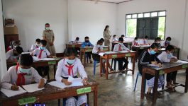 ພິທີສອບເສັງຈົບຊັ້ນປະຖົມສຶກສາ ປ.5 ສາຍສາມັນ ປະຈຳສົກປີ 2020-2021 ໄດ້ຈັດຂຶ້ນໃນຕອນເຊົ້າຂອງວັນທີ 28 ມິຖຸນາ 2021 ຢູ່ໂຮງຮຽນປະຖົມສົມບູນໂພນໄຊເໜືອ ເມືອງປາກຊັນ ແຂວງບໍລິຄຳໄຊ ໃຫ້ກຽດເປັນປະທານເປີດຂອງທ່ານ ໂພຄຳ ຈັນທະສຸກ ຮອງເຈົ້າເມືອງປາກຊັນ, ມີຄະນະກຳມະການສອບເສັງ, ຄູອາຈານ, ນັກສອບເສັງ ແລະ [&hellip;]