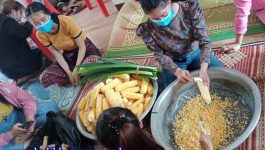 ໃນຕອນເຊົ້າວັນທີ 24 ມິຖຸນາ 2021 ຢູ່ສະໂມສອນໂຮງຮຽນປະຖົມບ້ານຫ້ວຍຫອຍ ເມືອງວຽງທອງ ແຂວງບໍລິຄຳໄຊ ພະແນກສືກສາທິການ ແລະ ກິລາແຂວງ ສົມທົບກັບຫ້ອງການສືກສາທິການ ແລະ ກິລາເມືອງວຽງທອງ ໄດ້ລົງຝືກອົບຮົມວິຊາຊີບຂັ້ນພື້ນຖານວິຊາປຸງແຕ່ງອາຫານຫວານ-ຄາວ ໃຫ້ປະຊາຊົນຜູ້ທີ່ສົນໃຈຢູ່ບ້ານຫ້ວຍຫອຍ ແລະ ບ້ານໄກ້ຄຽງ ໂດຍການເຂົ້າຮ່ວມຂອງທ່ານ ໂພເພັດ ກຸນນາວົງ [&hellip;]