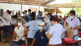 ເພື່ອເປັນສະກັດກັ້ນ ແລະ ປ້ອງກັນພະຍາດໂຄວິດ-19 ຂະບວນການສັກວັກຊີນກັນພະຍາດໂຄວິດ-19 ໄດ້ຈັດຂຶ້ນໃນວັນທີ 21 ມິຖຸນາ 2021 ຢູ່ເດີ່ນເປຕັ່ງຂອງແຂວງ ທີ່ ບ້ານຫົງໄຊ ເມືອງປາກຊັນ ແຂວງບໍລິຄຳໄຊ ໂດຍມີພະນັກງານ-ລັດຖະກອນ ແລະ ພໍ່ແມ່ປະຊາຊົນບັນດາເຜົ່າ ພ້ອມພຽງກັນເຂົ່າຮ່ວມຮັບວັກຊີນກັນພະຍາດໂຄວິດ-19 ຢ່າງຫຼວງຫຼາຍ. ຕາມການໃຫ້ສຳພາດ ຂອງທ່ານ [&hellip;]
