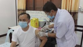 ໃນຕອນເຊົ້າຂອງວັນທີ 17 ມິຖຸນາ 2021 ຢູ່ທີ່ຫ້ອງປະຊຸມສາທາລະນະສຸກ ເມືອງຄໍາເກີດ ແຂວງບໍລິຄຳໄຊ ໄດ້ຈັດຂະບວນການສັກວັກຊິນກັນພະຍາດໂຄວິດ-19 ໃຫ້ກັບກຸ່ມສ່ຽງຮອບທີ 4 ຂຶ້ນ ໂດຍມີພະນັກງານ ປກຊ ແລະ ກຸ່ມທີ່ມີຄວາມສ່ຽງ ພ້ອມດ້ວຍພໍ່ແມ່ປະຊາຊົນ ເຂົ້າຮ່ວມ. ຂະບວນການສັກວັກຊິນກັນພະຍາດໂຄວິດ-19 ໃຫ້ກຸ່ມສ່ຽງຮອບທີ 4 [&hellip;]