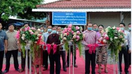 ໃນຕອນເຊົ້າວັນທີ 25 ມິຖຸນາ 2021 ຢູ່ຕະຫລາດ ບ້ານໂພນຈະເລີນ ເມືອງປາກກະດິງ ແຂວງບໍລິຄຳໄຊ ໄດ້ຈັດພິທີ ເປີດຫ້ອງວາງສະແດງ ແລະ ຂາຍສິນຄ້າ ” ຫນຶ່ງເມືອງ ຫນຶ່ງຜະລິດຕະພັນແຫ່ງຊາດ ” ກຸ່ມຫັດຖະກຳຕ່ຳຫູກລາຍເມີ້ຍປະຍຸກ ບ້ານປາກຊຸນ ໂດຍເປັນເປັນກຽດເຂົ້າຮ່ວມເປີດຂອງ ທ່ານ [&hellip;]