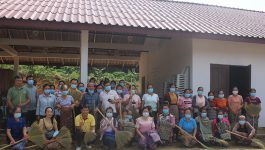 ຕອນເຊົ້າຂອງວັນທີ 9 ສິງຫາ 2021 ນີ້ຢູ່ສະໂມສອນສວນສາທິດບ້ານຈັດສັນ ຫ້ວຍຫອຍ, ເມືອງວຽງທອງ, ແຂວງບໍລິຄໍາໄຊ ໄດ້ຈັດພິທີປິດຝຶກອົບຮົມການຕໍ່າຫູກ ແລະ ຖັກຟອຍ ໃຫ້ປະຊາຊົນບ້ານຫ້ວຍຫອຍ ພາຍຫຼັງທີ່ດຳເນີນມາແຕ່ວັນທີ 5 ສີງຫາ 2021 ໂດຍເປັນກຽດເຂົ້າຮ່ວມຂອງ ທ່ານ ຫົງຄໍາ ຄໍາມີໄຊ [&hellip;]