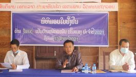 ຕອນເຊົ້າຂອງວັນທີ 13 ສິງຫາ 2021 ບ້ານໂພນດູ່, ເມືອງວຽງທອງ, ແຂວງບໍລິຄໍາໄຊ ໄດ້ຈັດພິທີມອບ-ຮັບໃບຢັ້ງຢືນ ບ້ານໜັກແໜ້ນ, ເຂັ້ມແຂງ ປະຈໍາປີ 2021 ພິທີຈັດຂື້ນຢູ່ຫ້ອງການບ້ານດັ່ງກ່າວ ໂດຍເປັນກຽດເຂົ້າຮ່ວມຂອງ ທ່ານ ບົວພັນ ອິນຄໍາມະວົງ ກໍາມະການພັກເມືອງ, ຮອງເຈົ້າເມືອງວຽງທອງ, ມີຫົວໜ້າຫ້ອງການພາຍໃນເມືອງ, [&hellip;]