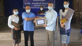 ຕອນເຊົ້າຂອງວັນທີ 30 ສິງຫາ 2021 ຢູ່ຫ້ອງການບ້ານນໍ້າກ້າງ, ເມືອງວຽງທອງ, ແຂວງບໍລິຄໍາໄຊ ໄດ້ຈັດພິທີ ມອບ-ຮັບໃບຢັ້ງຢືນ ບ້ານໜັກແໜ້ນ-ເຂັ້ມແຂງ ປະຈໍາປີ 2021 ໂດຍເປັນກຽດເຂົ້າຮ່ວມຂອງ ທ່ານ ອາລຸນສັກ ປະທໍາມະວົງ ຮອງເຈົ້າເມືອງວຽງທອງ, ມີຫົວໜ້າຫ້ອງການພາຍໃນເມືອງ, ນາຍບ້ານ, ການຈັດຕັ້ງບ້ານ [&hellip;]