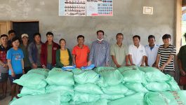ໂດຍປະຕິບັດຕາມຂໍ້ຕົກລົງ ຂອງເຈົ້າເມືອງໄຊຈຳພອນ ໃນການອະນຸມັດເບີກຈ່າຍເຂົ້າສານ ເພື່ອຊ່ວຍເຫຼືອໃຫ້ຄອບຄົວທີ່ທຸກຍາກ ແລະ ຄອບຄົວອານາຖາໃນທົ່ວເມືອງ ເພື່ອເປັນການບັນເທົາທຸກໃຫ້ກັບແຕ່ລະຄອບຄົວ. ໃນວັນທີ 16 ສິງຫາ 2021 ຫ້ອງການແຮງງານ ແລະ ສະຫວັດດິການສັງຄົມເມືອງ ໂດຍສົມທົບກັບພາກສ່ວນທີ່ກ່ຽວຂ້ອງ ໄດ້ພ້ອມກັນນຳເອົາເຂົ້າສານຈ້າວ, ຈຳນວນ 2010 ກິໂລ ໄປມອບ [&hellip;]