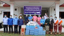 ໃນຕອນເຊົ້າຂອງວັນທີ 2 ສິງຫາ 2021 ທ່ານ ວັນວິໄລ ແດນພູຫລວງ ຮອງເລຂາພັກແຂວງ ໄດ້ເປັນກຽດຢ້ຽມຢາມ ແລະ ເຂົ້າຮ່ວມພິທີມອບເຄື່ອງອຸປະໂພກ-ບໍລິໂພກ ເຊິ່ງອົງການແນວລາວສ້າງຊາດ, ອົງການຈັດຕັ້ງມະຫາຊົນຂັ້ນແຂວງ ຊາວໜຸ່ມ, ແມ່ຍິງ, ກໍາມະບານ ແລະ ສູນບໍລິການຢູນີເທວ ໄດ້ໄປມອບເຄື່ອງໃຫ້ທີມແພດ, ເຈົ້າໜ້າທີ່ຕໍາຫຼວດ [&hellip;]