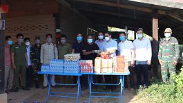 ຕອນບ່າຍຂອງວັນທີ 1 ຕຸລາ 2021 ຜ່ານມາ, ທ່ານ ອາລຸນສັກ ປະທຳມະວົງ ຮອງເຈົ້າເມືອງ ວຽງທອງ ຫົວໜ້າຄະນະສະເພາະກິດປ້ອງກັນ, ຄວບຄຸມ, ສະກັດກັ້ນ ແລະ ແກ້ໄຂ ການລະບາດຂອງພະຍາດໂຄວິດ-19 ຂັ້ນເມືອງ, ມີ ຫົວໜ້າ ປກສ, [&hellip;]